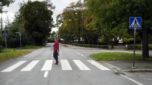 Tiina Heikka är en färgglad syn i Lappträsk Kapellby. Där hälsar hon på alla hon möter. Tiina Heikka