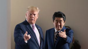 Donald Trump tillsammans med Shinzo Abe, eller på japanskt vis: Trump Donald tillsammans med Abe Shinzo. Donald Trump och värden Shinzo Abe hade roligt med varandra då de träffades i Osaka