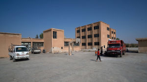 Många skolor i nordöstra Syrien har omvandlats till flyktingförläggningar. I den här skolan i Tal Tamr bor kring 60 familjer. Yksi monista pakolaiskeskuksiksi muutetuista kouluista Pohjois-Syyriassa. Tässä Tal Tamrissa sijaitsevassa koulussa elää noin kuusikymmentä perhettä.