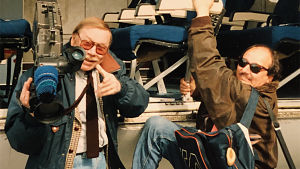 Kari Lumikero (till höger) tillsammans med fotografen Åke Borglund på journalistiskt uppdrag på Grönland. Åke Borglund och Kari Lumikero.