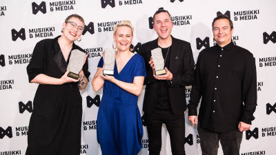 Kuvassa neljä ihmistä kolmen palkinnon kanssa Industry Awardsissa.