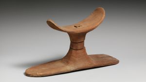 Det egyptiska nackstödet garanterade åtminstone mumiens nattsömn. Detta exemplar har daterats till 1570–1492 f.Kr. Egyptiskt nackstöd som användes för att stöda huvudet då man sov.