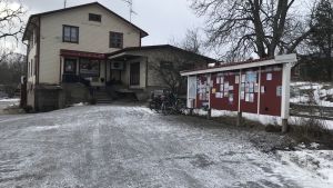 Iniö Lanthandel Iniö lanthandel, gult trähus röd stor träskylt framför butiken
