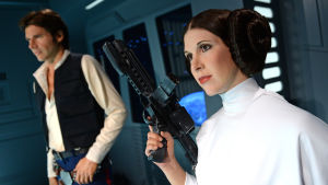 Alla tiders klassiker Vaxfigurer av Han Solo och Prinsessan Leia i Berlin i Tyskland.