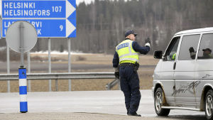 Många poliser övervakar gränserna till Nyland. Polis undersöker skåpbil vid Nylands gräns