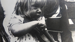 Aili Järvelä pikkutyttönä viulua soittamassa.
