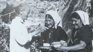 Hilma Granqvists sageskvinnor Sitt Louisa, Alya Ibrahim och Hamdiya Sanad i byn Artas i Palestina. Här delar Sitt Louisa ut socker till Alya och Hamdiya. Hilma Granqvists sageskvinnor Sitt Louisa, Alya Ibrahim och Hamdiya Sanad i byn Artas i Palestina. Här delar Sitt Louisa ut socker till Alya och Hamdiya. I förgrunden syns Hilmas egen skugga, som den ofta gjorde på hennes fotografier.