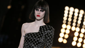Mannekäng på modevisning Modell på catwalk. A model presents a creation from the Fall/Winter 2015/16 Ready to Wear collection by French designer Hedi Slimane for Saint Laurent Paris fashion house during the Paris Fashion Week, in Paris, France, 09 March 2015. The presentation of