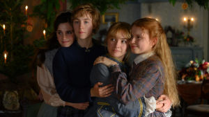 Fyra systrar. Emma Watson, Saoirse Ronan, Eliza Scanlen och Florence Pugh i "Little Women" som är nominerad i kategorin bästa film. De fyra systraran March poserar framför julgranen.