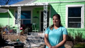 Marleny Almendarez och hennes familj drabbades hårt under vinsterstormen i februari 2021. Nu känner hon bitterhet mot myndigheter och politiker. Dallasbon Marleny Almendarez drabbades hårt under vinsterstormen i februari 2021.