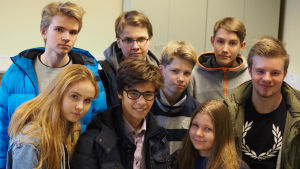 Elever i klass 9 A: andra raden från vänster: Viktor Åberg, Konrad Böstman, Felix Pakkasjärvi, Walter Salmi, Isabelle Sommardal, Anton Hjelt, Alexandra Kettunen och Arne Moliis. Elever i klass 9 A i Norsens högstadium.