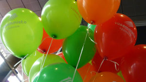 Vänsterförbundet ordnar partikongress i Uleåborg under veckoslutet. Vänsterförbundets ballonger.