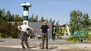 Talkogäng från Vaasa airsoft jobbar med att ställa i ordning den nedlagda nöjesparken Wasalandia i Vasa för att man ska kunna spela airsoft där i sommar.