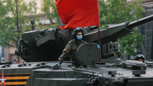 En stridsvagn T-14 Armata under en repetition inför den stora paraden efter midsommar. En rysk T-14-stridsvagn dekorerad med en röd fana.