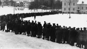 År 1944 var alla alkoholaffärer stängda i Finland under tre månader på grund av kriget. På bilden syns en kö i Uleåborg den 12 december 1944 då affärerna öppnade på nytt. Kö till alkoholhandel i Uleåborg efter kriget 12.12.1994.