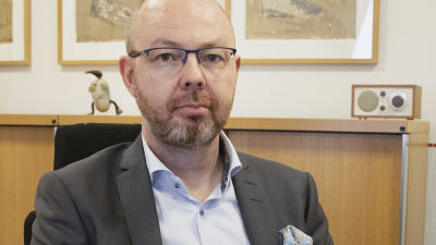 Jyväskylän kaupunginjohtaja TImo Koivisto istuu työkoneensa ääressä.