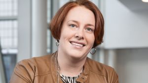 Linda Felixson är t.f. ordförande för Finlands Svenska Lärarförbund Porträtt på kvinna med röd pageklippning, brun läderrock och jeans.