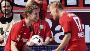 Stefan Kießling och Joel Pohjanpalo firar mål under säsongen 2016/17. Stefan Kießling och Joel Pohjanpalo firar mål.