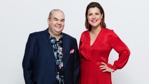 Johan Lindroos och Eva Frantz guidar oss igenom kvällen från kommentatorsbåset. Johan Lindroos och Eva Frantz.