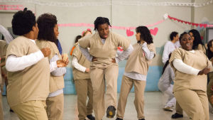 Suzanne "Crazy Eyes" är en av seriens mest populära karaktärer i Orange is the new black. Manusförfattarna hade ursprungligen planerat att hon bara sku vara med i ett avsnitt, men ändrade sig efter att ha sett skådespelaren Uzo Adubas insats. Hon har nu vunnit två Emmy-pris för sin rollsats. I sommar får vi se henne och resten av OITNB-casten en sista gång tillsammans i fängelset. Crazy eyes och hennes gäng dansar.