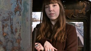 Anna-Stina Jungerstam har också låtit sig av artister som Billie Holiday och Tom Waits. En kvinna i ett gammalt rostigt lokomotiv.