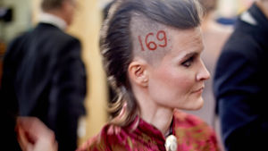 Finland har inte ratificerat ILO 169, konventionen om ursprungsfolk och stamfolk, trots upprepade uppmaningar från omvärlden. På bilden Pauliina Feodoroff som demonstrerade på självständighetsbalen 2018. Pauliina Feodoroff på slottsbalen 2015 med siffran 169 skrivet på sidan av huvudet.