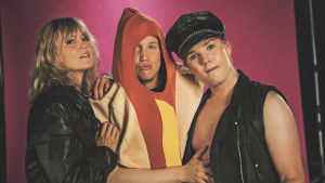 Korven gör festen för Märta, Simon och Kristian! Simon Karlsson, Märta Westerlund och Kristian Westerling poserar framför en pink bakgrund.