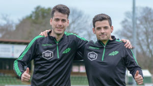 Ekenäs IF:s spanska tränarduo. Två fotbollstränare står bredvid varandra.