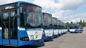 Vid Helsingfors busstrafik har man många människor med utländsk bakgrund anställda, säger trafikchefen Jari Syväoja. Bussar i Helsingfors