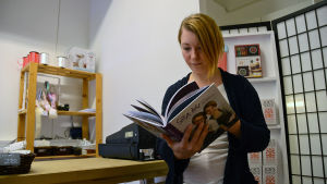 Malin gjorde boken Söta öde tillsammans med sin syster. Malin Båtmästar bläddrar i sin egen bok Söta öde.