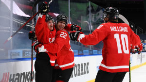 Kanada fick jubla fyra gånger mot Finland. Kanadensiska spelare jublar