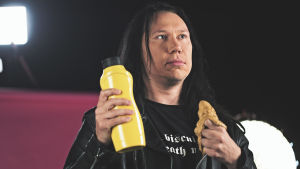 För Kjell gör senapen festen snarare än korven. Kjell Simosas med senap i ena handen och korv i den andra. Inspelning av musikvideon för "Jag vill ha korv".