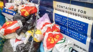 De få sopkärl som finns svämmar över. Mycket skräp blir kvar i naturen. En skräpcontainer där högar av sopor ligger utanför.