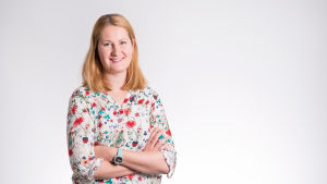 Katarina Rehnström jobbar med förebyggande rusmedelsarbete. En blond kvinna iklädd blommig blus. Står med händerna i kors och ler.
