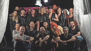Gänget bakom Jag Vill Ha Korv! Hela teamet bakom musikvideon "Jag vill har korv" poserar på inspelningsplatsen.