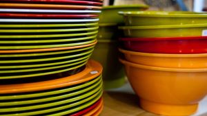 På 1960- och 70-talen blev plast allt mer använt i hushållen. Plastiga tallrikar och skålar i grälla färger är mycket pop.