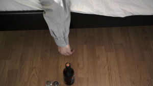 Om man har druckit mycket blir man bakfull dagen efter. Man som ligger i sängen och sträcker sig efter en öl.