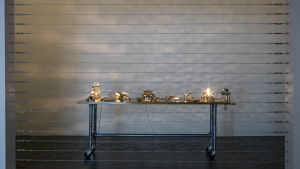 Home, 1999, trä, rostfritt stål, elkabel, glödlampor, dimmer, förstärkare, mixer, högtalare. Kiasma har valt att inte guida dagis- och lågstadiegrupper genom denna utställning, eftersom vissa av installationer har hög elspänning eller kan vara enormt heta. Home, 1999, trä, rostfritt stål, elkabel, glödlampor, dimmer, förstärkare, mixer, högtalare. Kiasma har valt att inte guida dagis- och lågstadiegrupper genom denna utställning, eftersom vissa av installationer har hög elspänning eller kan vara enormt heta