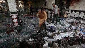 Afghanska män inspekterar en moské efter att en självmordsbombare sprängde upp sig mitt under en kvällsbön. 29 dödades i attacken. Afghanska män inspekterar moskén där en självmordsbombare sprängde upp sig på tisdag 1.8.2017.