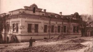 Huset i Jekaterinburg där tsarfamiljen mördades. Bild från 1928, tio år efteråt Ipatjevhuset i Jekaterinburg (Sverdlovsk) där tsarfamiljen mördades 1918.