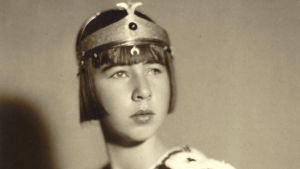 Vivica Bandler prinssinä koulun juhlassa, kuvausvuosi 1930.