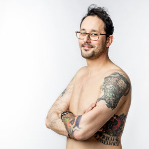 Nicolas Kluger esittelee tatuointejaan studiokuvassa.
