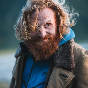 Rollerna som de identiska tvillingarna var en av Kristofer Hivjus mest utmanande roller. Kristofer Hivju utomhus med vind i håret och finurlig min.