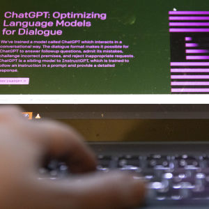 Käsi näppäimistöllä, ruudulla lukee ChatGPT.