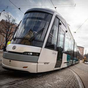 Helsingin uusi Raide-Jokeri-linjalle tuleva pikaraitiovaunu Vallilan varikolla.