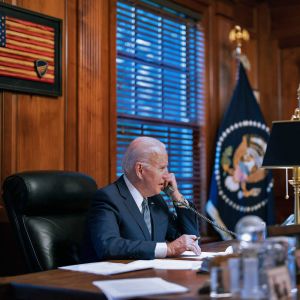 Joe Biden i ett telefonsamtal med Rysslands president Vladimir Putin den 30 december 2021.
