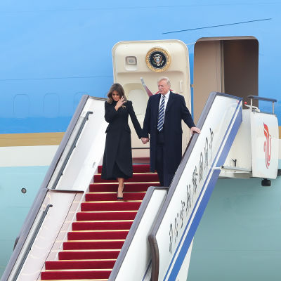 Donald och Melania Trump anländer till Peking.