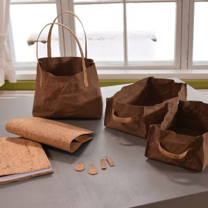 Korkkikangasta ja paperinahkasta tehdyt esineet