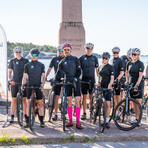 Gruppbild på cyklister.