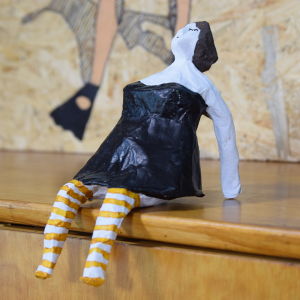 Nainen tehty papier maché -tekniikalla.